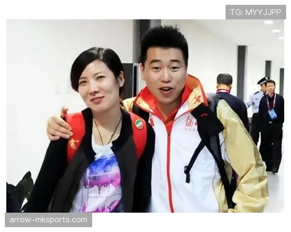 刷到庞伟的生活照，球场严肃到像教材，私下却像富豪日常，我心态崩了